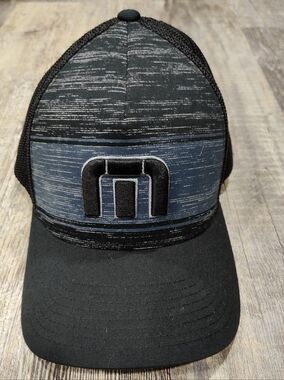 TRAVIS MATHEW Golf Hat Cap Snapback Trucker Meshback. Flex fit. Size LG-XL Black